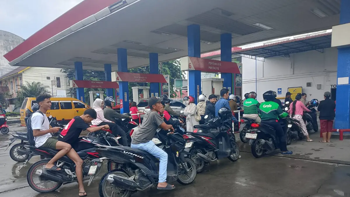 Kondisi distribusi Bahan Bakar Minyak (BBM) di sejumlah Stasiun Pengisian Bahan Bakar Umum (SPBU) di Kota Medan mulai kembali normal setelah beberapa hari terakhir masyarakat dihadapkan pada kelangkaan yang memicu antrean panjang di berbagai SPBU.(Dok : Ihsan Syahreza)