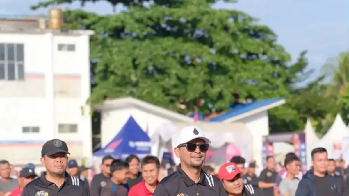 Bupati Fery Sahputra Simatupang saat ikuti senam bersama dalam rangka semarak HUT Labusel.(Khairuddin/Sumut Pos)