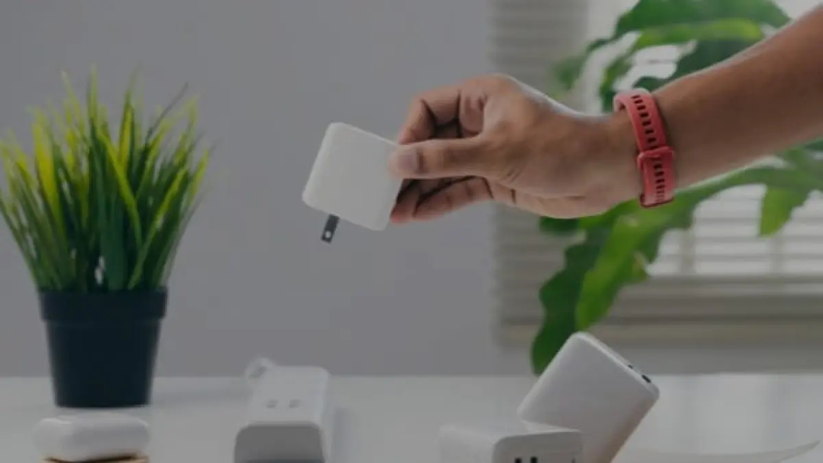 Ilustrasi, kepala charger atau pengisi daya ponsel adalah benda yang sangat penting, namun cenderung sering tertinggal. (pexels.com)