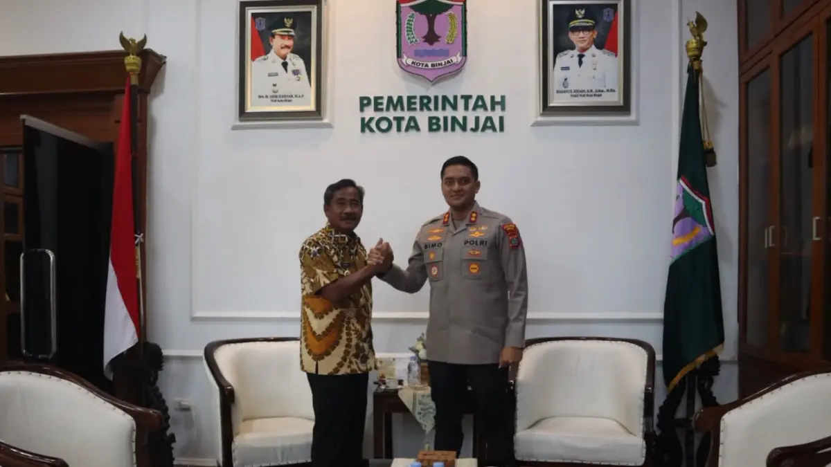 
Kapolres Binjai, AKBP R Bimo Moernanda salam komando dengan wali kota, Amir Hamzah saat perkenalan diri di balai kota. (Humas Polres Binjai/Sumut Pos)