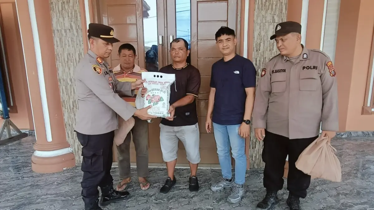 Kapolsek Limapuluh AKP Salomo Sagala., SH saat Beri paket sembako pada warga masyakat Limapuluh saat program Program Minggu Kasih Polres Batubara  secara serentak diiwilayah Hukum Polres Batubara, Minggu (19/7/2026). (Liberti H Haloho/Sumut Pos)