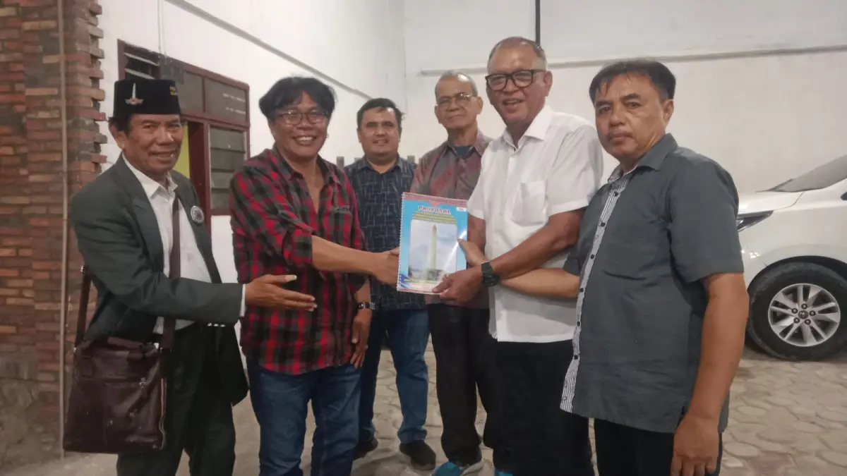 Panitia menyerahkan proposal kegiatan kepada Pengurus PPRS Siantar dan Sekitarnya. (Pra Evasi/Sumut Pos)
