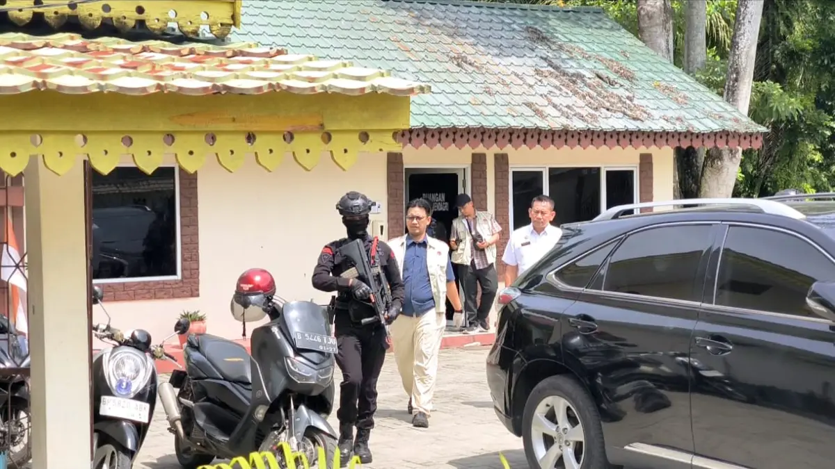 
Penyidik KPK saat geledah Kantor Dinas Pendidikan Langkat di Stabat. (Teddy Akbari/Sumut Pos)