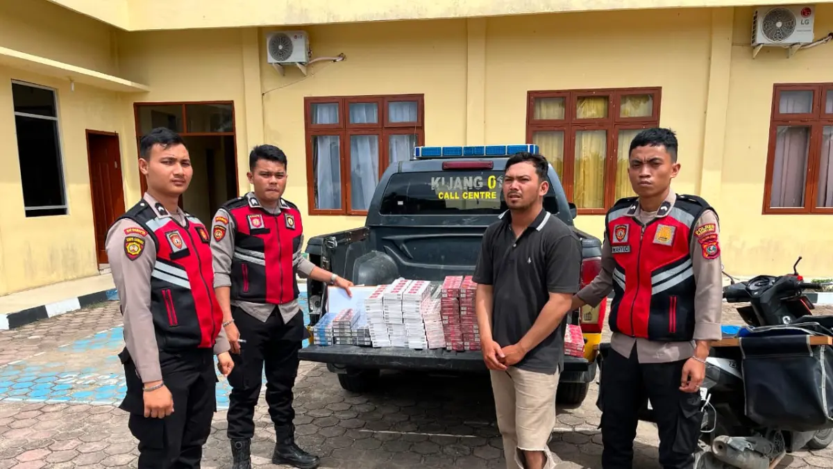 Sat Samapta Polres Palas serahkan tersangka pengedar rokok Ilegal, Sabtu 18 Juli 2026. (Mitra Harahap/Sumut Pos)