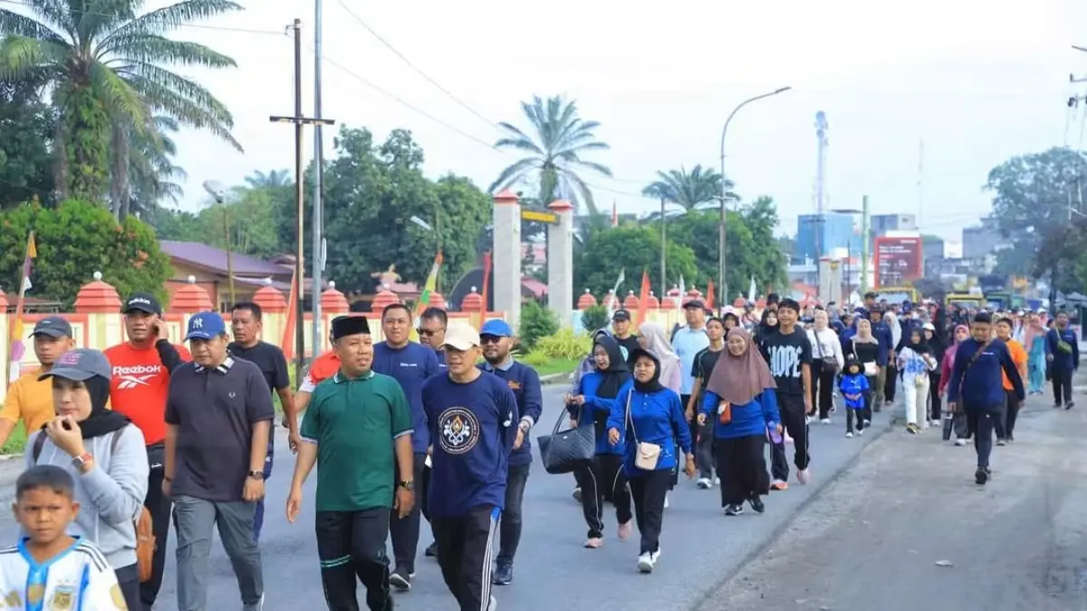  Semarak HUT Ke-18 Labura, masyarakat antusias mengikuti Senam Sehat dan Jalan Santai.  (Asri Tarigan/Sumut Pos )