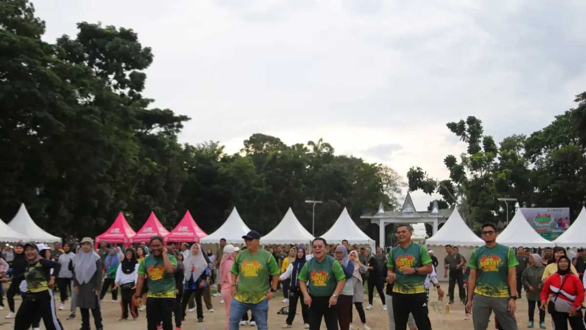 Suasana senam pagi di Lapangan H Adam Malik Kota Pematangsiantar. (Pra Evasi/Sumut Pos)