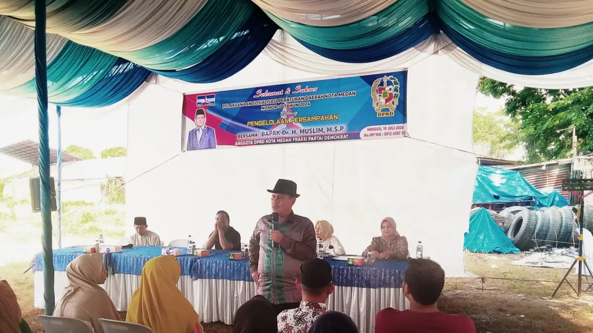 Anggota DPRD Kota Medan Fraksi Partai Demokrat, Dr H Muslim Harahap, M.SP pada kegiatan Sosialisasi Peraturan Daerah (Perda) Kota Medan Nomor 7 Tahun 2024 tentang Perubahan atas Perda Nomor 6 Tahun 2015  di Jalan Titi Pahlawan, Marelan. (Markus Pasaribu/Sumut Pos)