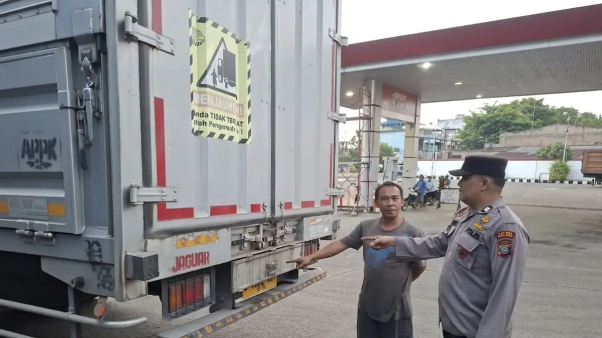 Petugas Polsek Rambutan melakukan pengecekan di lokasi dan meminta keterangan dari sopir truk terkait dugaan pencurian ban serep saat kendaraan mengantre pengisian BBM jenis solar di SPBU Kampung Keling, Jalan HM Yamin, Kota Tebing Tinggi, Senin (20/7/2026).  (Azan Purba/Sumut Pos)