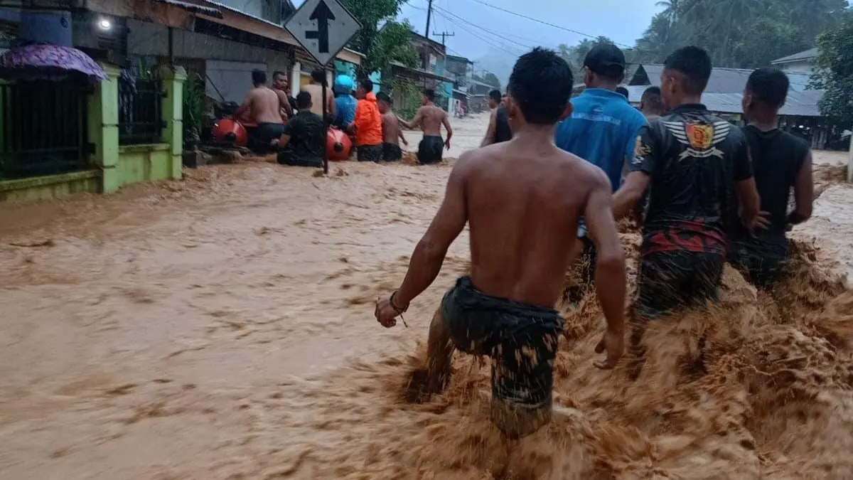 EVAKUASI: BPBD Sumut bersama warga saat mengevakuasi korban banjir di Kecamatan Tukka, Sabtu (18/7/2026). (Dok: BPBD Sumut)