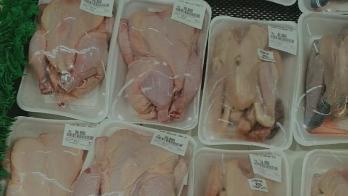 Ilustrasi, mencuci daging ayam mentah rentan meningkatkan risiko penyebaran bakteri di dapur. (pexels.com)