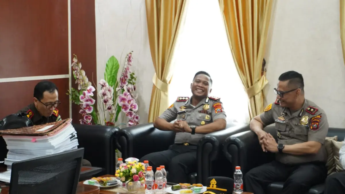 Kapolres didampingi Wakapolres Nisel sedang berbincang-bincang bersama Kajari Nias Selatan. (Humas Polres Nisel)