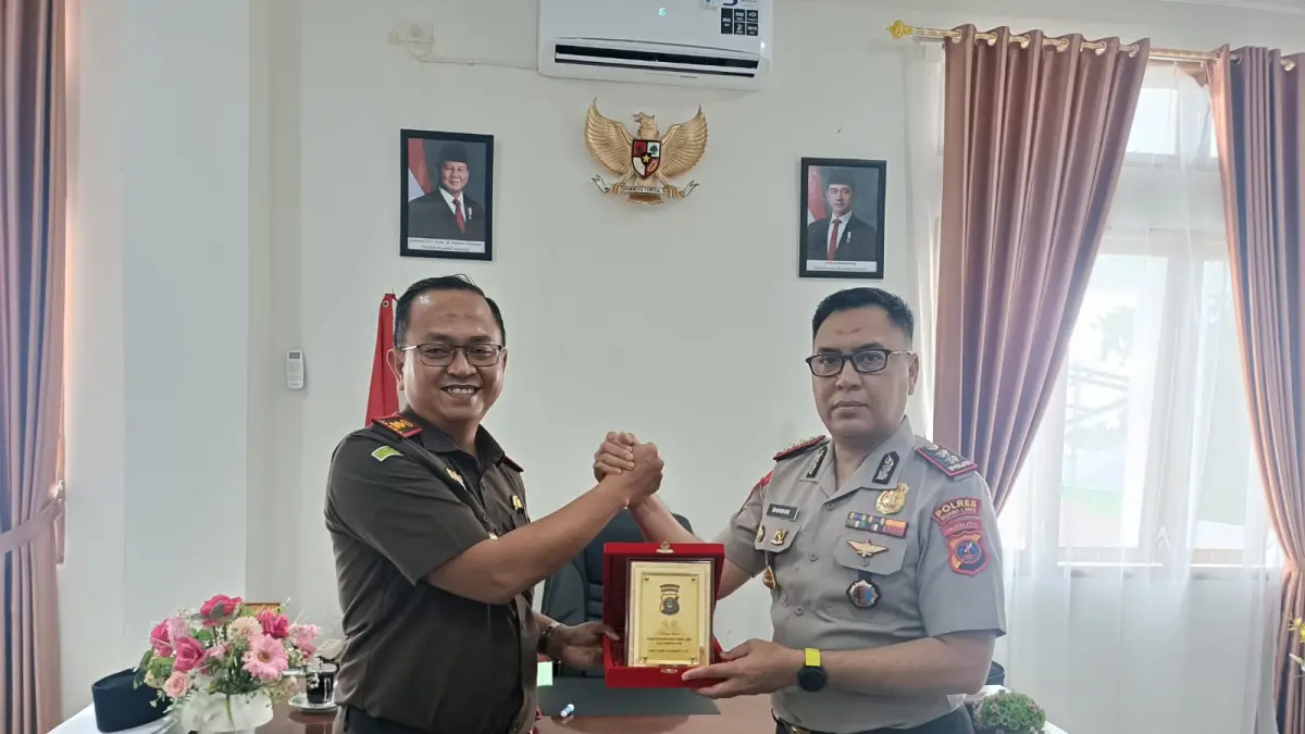 Kapolres Palas AKBP Dodik Yuliyanto, SIK bersama Kajari Palas Hasbi Kurniawan  SH,MH, saat photo bersama , Senin 20 Juli 2026. (Mitra harahap/Sumut Pos)
