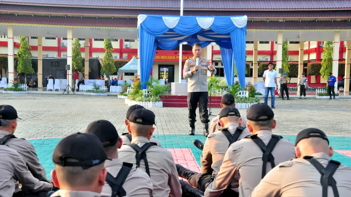 
Kepala SPN Polda Sumut, Kombes Wiyono Eko Prasetyo saat memberi pengarahan kepada casis saat pendidikan pembentukan Bintara tahun angkatan 2026. (Humas SPN Polda Sumut/Sumut Pos)