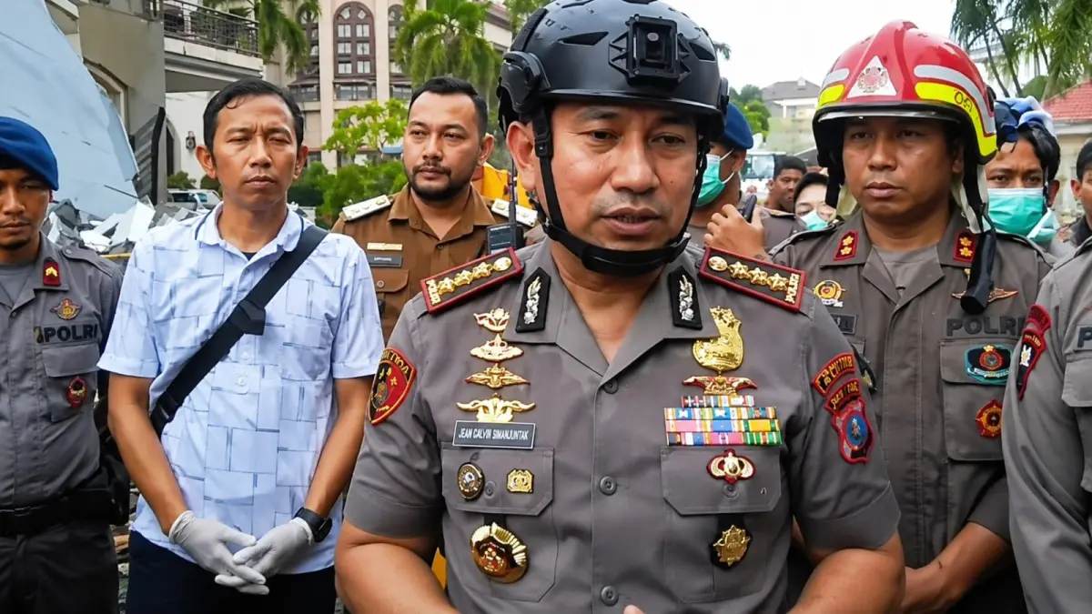 KETERANGAN: Kapolrestabes Medan, Kombes Pol Jean Calvijn Simanjuntak, saat memberikan keterangan di lokasi ledakan, Senin (20/7/2026) petang. (Dok: Gusman/Sumut Pos)
