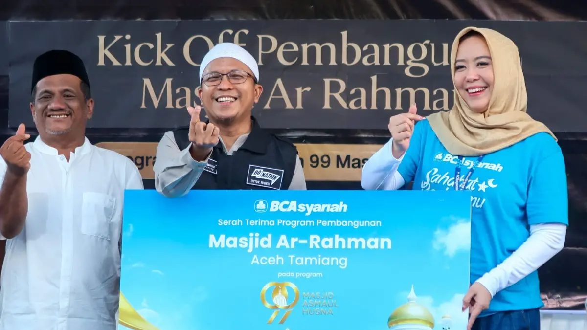 Ki-ka: Wakil Bupati Aceh Tamiang Ismail, Founder Yayasan Cinta Quran Ustadz Fatih Karim, dan Business Head Funding, Services & Marcomm BCA Syariah Mia R. Amalia saat Kick Off Pembangunan Masjid Ar-Rahman, Minggu (19/7/2026).