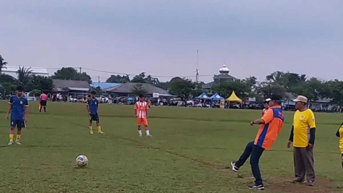 KICK OFF: Mantan Pemain Tmnas H Sumardi saat melakukan kick-off Piala Soeratin PSSI Medan, Minggu (19/7/2026). (Dok: Panitia)