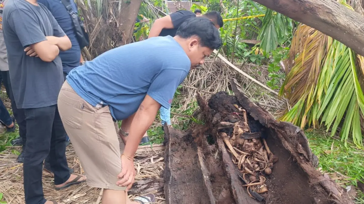 Penemuan kerangka manusia di dalam pohon aren. (Dok Fadly/Sumut Pos)