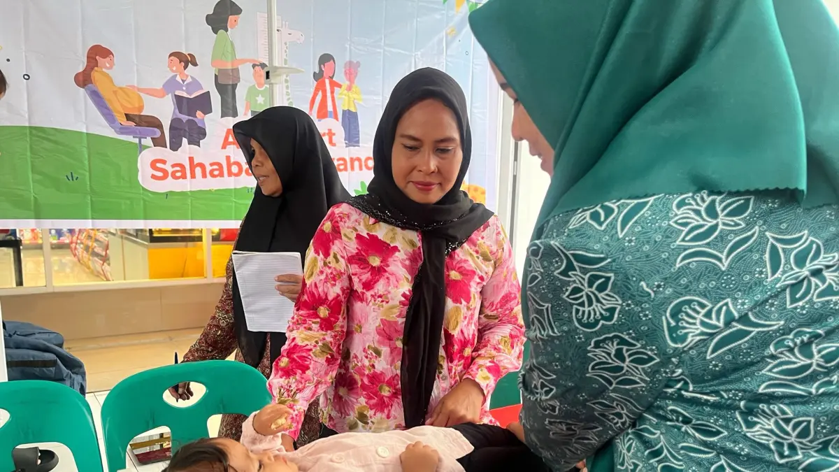 PERIKSA: Bidan saat memeriksa bayi yang hadir pada program Alfamart Sahabat Posyandu di Alfamart Tangguk Bongkar, Kota Medan, belum lama ini. (Dok: Alfamart)
