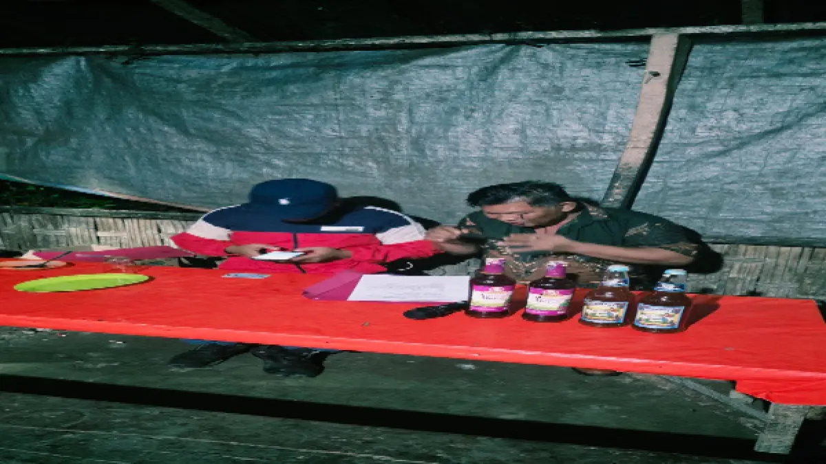 Petugas Polsek Dolok Masihul mengamankan puluhan botol miras dari pedagang. ( Dok Humas Polsek Dolok Masihul)