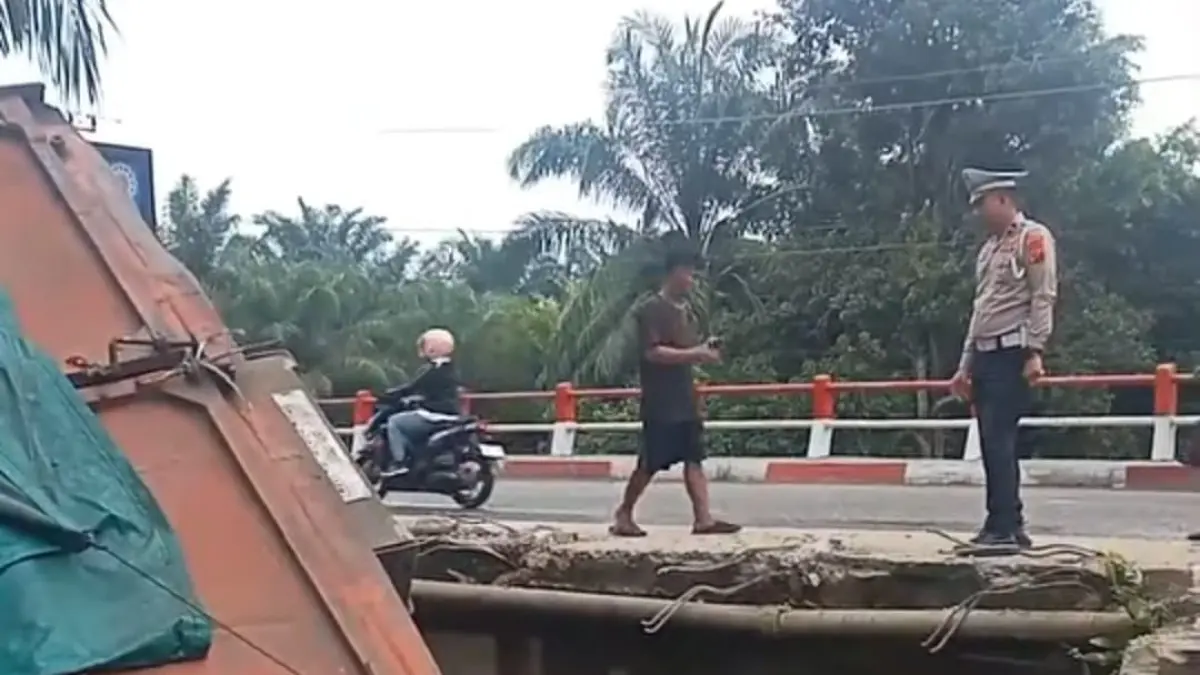Petugas Satlantas Polres Labusel melaukan olah TKP di lokasi truk terjun ke Sungai Titi Kembar, Aek Kanopan.(Khairuddin/Sumut Pos)