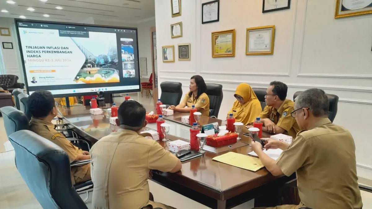 Sekretaris Daerah Kota Tebingtinggi, Erwin Suheri Damanik, memimpin rapat virtual Tinjauan Inflasi di ruang Utama walikota (20/7/2026). (Azan Purba/ Sumut Pos)