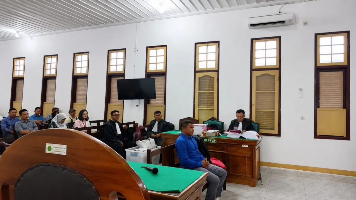 SIDANG: Mantan Kades Muara Bolak, Saihot Pandiangan, saat menjalani persidangan di Pengadilan Tipikor Medan. (Dok: Gusman/Sumut Pos)