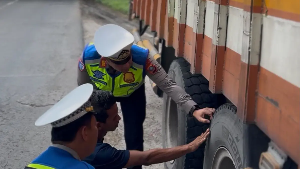 Kasatlantas Polres Batu Bara AKP Simon E. Simatupang, S.H., M.H., didampingi Kaurmintu Satlantas Ipda Joko Susanto bersama personel Satlantas Polres Batu Baransaat memberikan sosialisasi dan imbauan kepada pengemudi truk dan bus di Jalan Lintas Kabupaten Batu Bara, Selasa (21/7/2026). (Humas Polres Batubara/Sumut Pos)