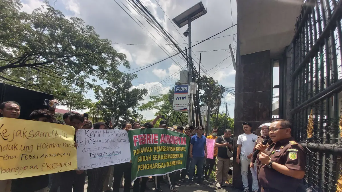 AKSI: Sejumlah massa menggelar aksi damai di Kantor Kejati Sumut, mendukung kejaksaan memberantas korupsi, Selasa (21/7/2026). (Dok: Kejati Sumut)

