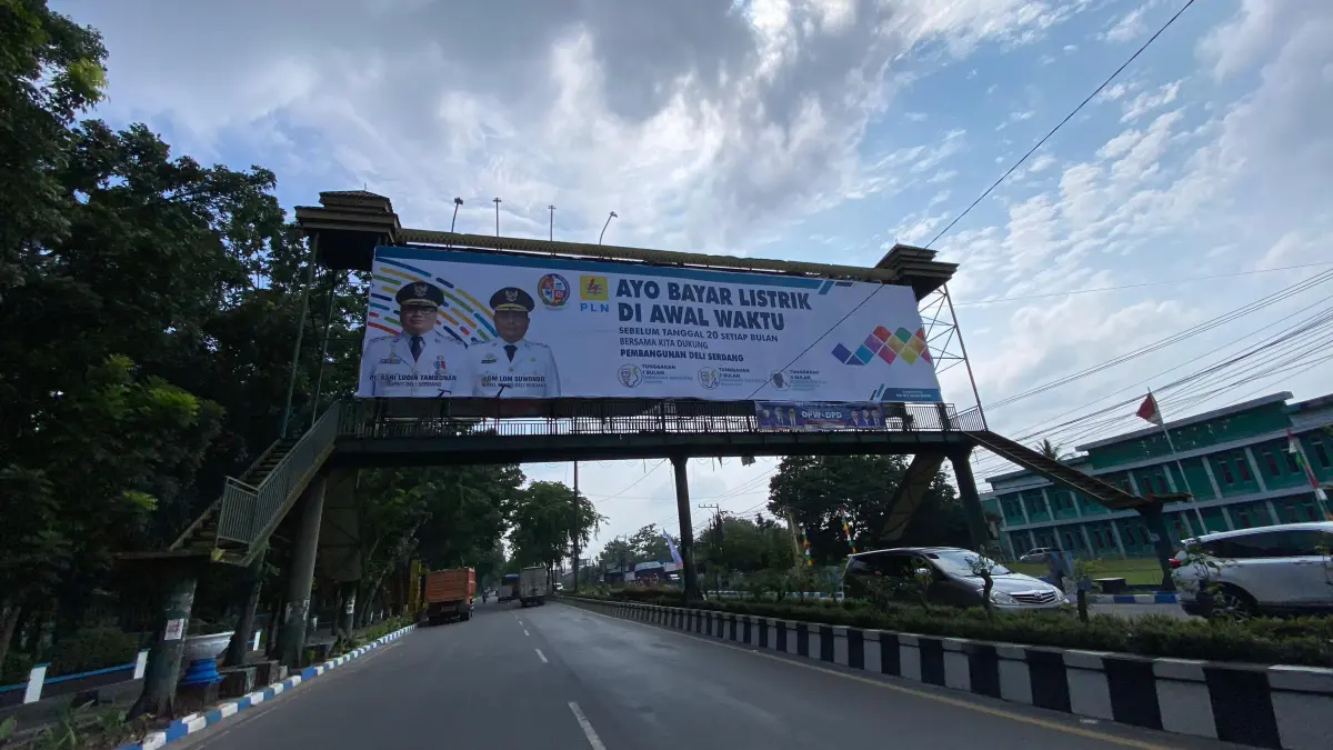 Baliho yang terpasang di Jalan Lintas Sumatra (Jalinsum) jembatan penyeberangan orang di depan Kantor Bupati, Kecamatan Lubuk Pakam.(Batara/Sumut Pos)
