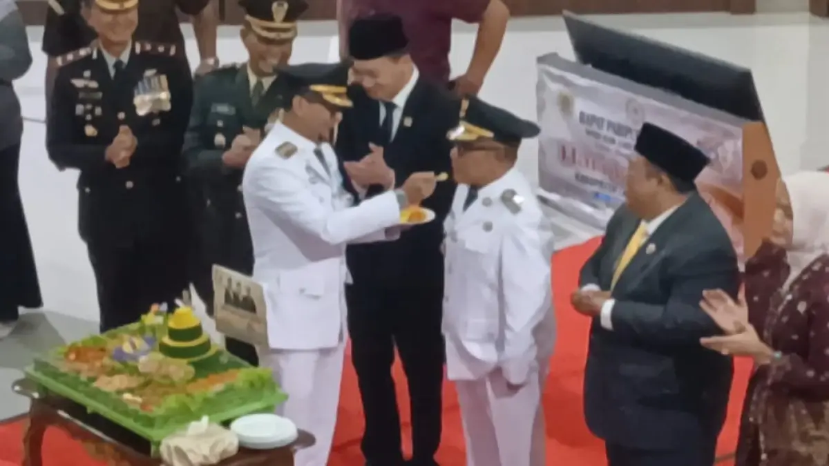 Bupati Labusel Fery Simatupang menyuapi kue Wabup Labusel disaksikan sejumlah forkopimda pada usai Sidang Paripurna Istimewa DPRD Labusel dalam rangka peringatan Hari Jadi ke-18 Kabupaten Labuhanbatu Selatan. (Khairuddin/Sumut Pos)