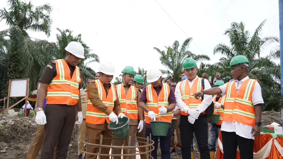 Bupati Padang Lawas, Putra Mahkota Alam Hasibuan melakukan peletakan batu pertama pembangunan jembatan Desa Pasir, Senin 20 Juli 2026. (Mitra Harahap/Sumut Pos)
