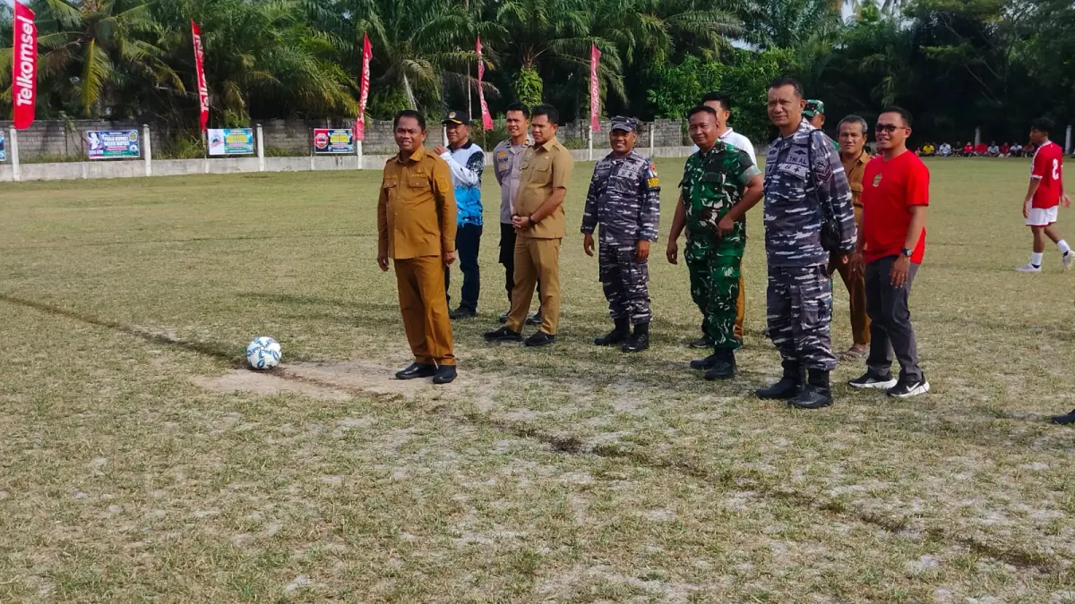 Bupati Sergai Darma Wijaya didampingi wabup Adlin tambunan saat  menendang bola dengan tanda dibukanya turnamen.  ( Fadly/Sumut Pos )