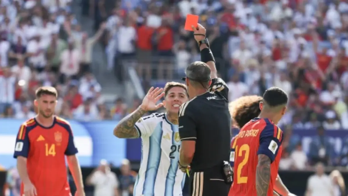 Enzo Fernandez menerima kartu merah di final Piala Dunia 2026 dan masuk daftar kelam sejarah. (bolaskor.merahputih)