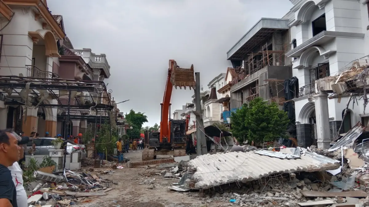 EVAKUASI: Alat berat dikerahkan mengevakuasi reruntuhan akibat ledakan dasyat di Grand Polonia, Medan, Selasa (21/7/2026). (Dok: Gusman/Sumut Pos)