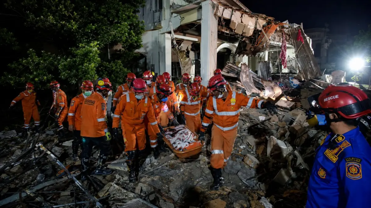 EVAKUASI: Tim SAR mengevakuasi jasad dari reruntuhan ledakan di Grand Polonia, Medan, Selasa (21/7/2026). (Dok: SAR)