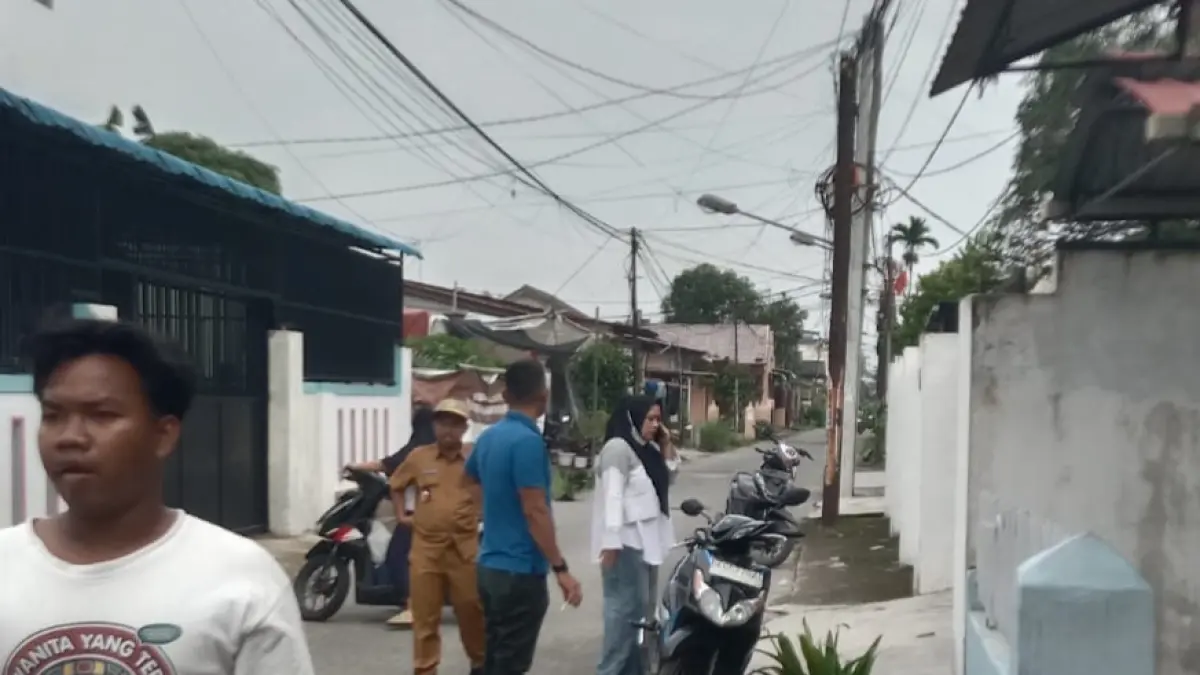 GOTONG ROYONG: Warga Kelurahan Glugur Darat 1 Kecamatan Medan Timur mengalakkan gotong-royong untuk kebersihan lingkungan. (Dok: warga)
