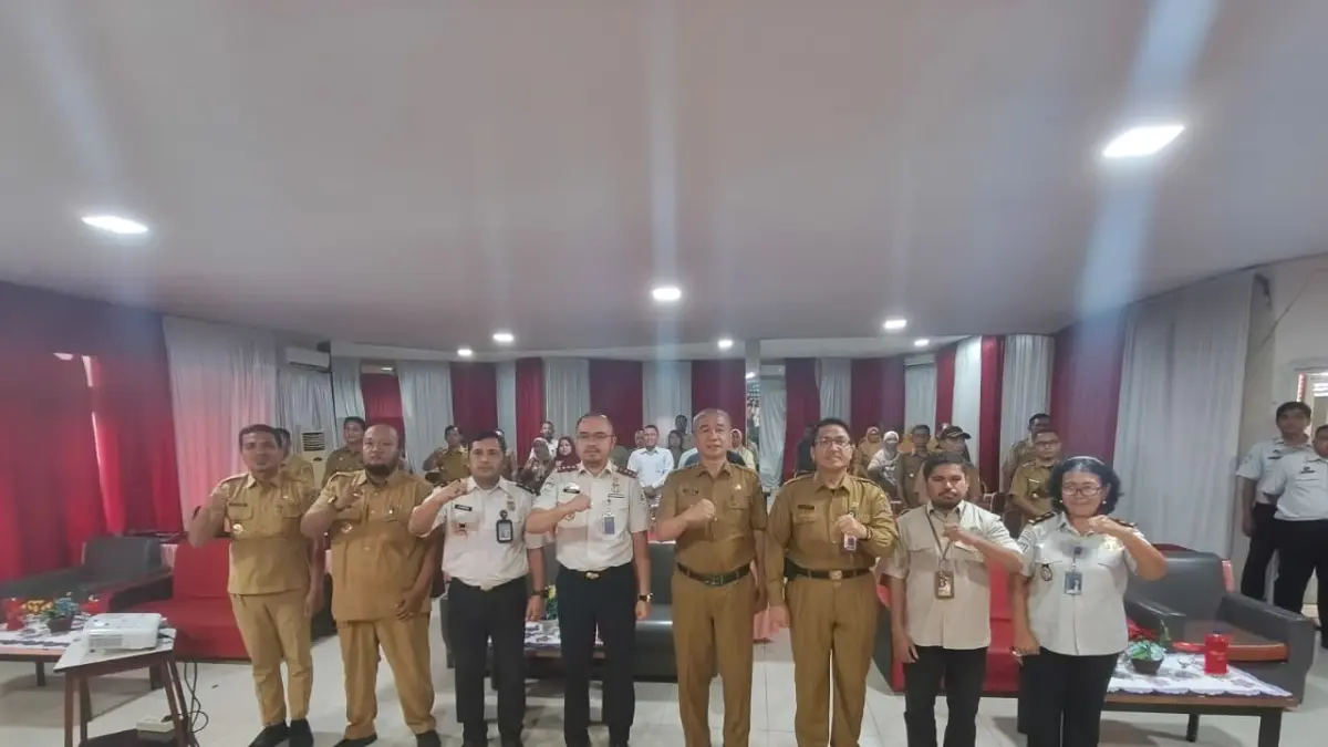 Sekda Tebingtinggi Erwin Suheri Damanik bersama Kepala Kantor Imigrasi Kelas II TPI Pematangsiantar Benyamin Kali Patembal Harahap dan peserta menunjukkan salam sinergi usai pembukaan Sosialisasi Desa Binaan Imigrasi Pencegahan TPPO dan TPPM di Hotel Malibou, Tebingtinggi, Senin (21/7/2026). (Azan Purba /Sumut Pos)