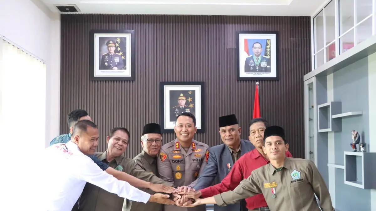 Kapolres Batu Bara AKBP Dony Satria Wicaksono saat menerima kunjungan silaturahmi pengurus Forum Kerukunan Umat Beragama (FKUB) Kabupaten Batu Bara di ruang kerja Kapolres Batu Bara, Selasa (21/7/2026). (Humas Polres Batubara)