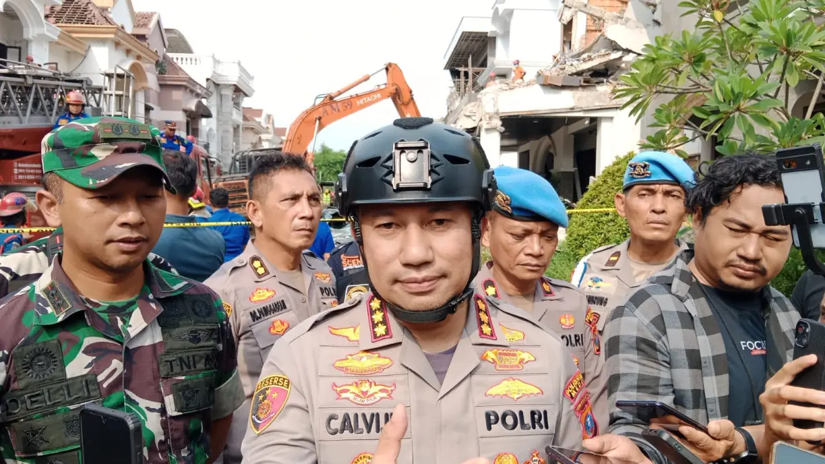 KETERANGAN: Kapolrestabes Medan Kombes Pol Jean Calvijn Simanjuntak, memberikan keterangan terkait ledakan di Grand Polonia Medan, Selasa (21/7/2026) petang. (Dok: Gusman/Sumut Pos)