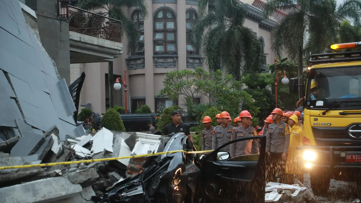 LOKASI: Satbrimob Polda Sumut saat turun ke lokasi ledakan, di sebuah rumah, Jalan Perhubungan, Kompleks Grand Polonia Nomor 3B, Kelurahan Sukadamai, Kecamatan Medan Polonia. (Dok: Polda Sumut)