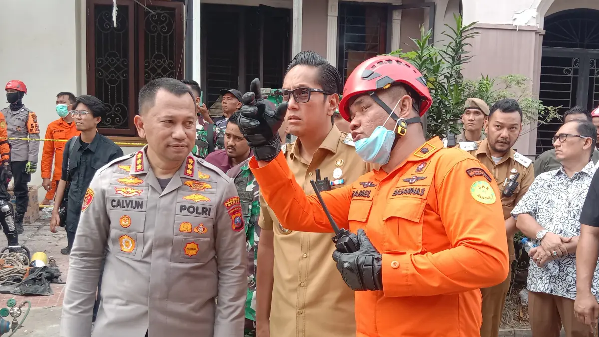 LOKASI: Wali Kota Medan, Rico Waas dan Kapolrestabes Medan, Jean Calvjin Simanjuntak saat meninjau lokasi ledakan di Grand Polonia. (Dok: Markus Pasaribu/ Sumut Pos)