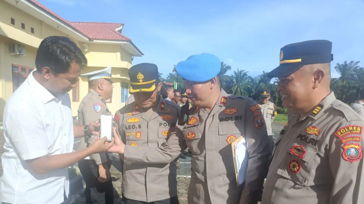 Petugas propos Polres Padang Lawas melakukan pemeriksaan handphone personel dalam rangka penegakan disiplin.(Mitra Harahap/Sumut Pos)
