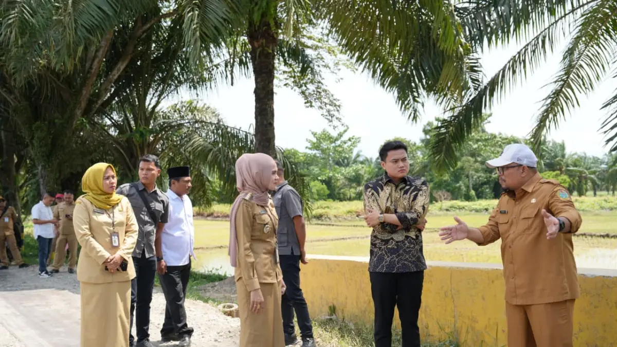 
Pimpinan DPRD Sumut, Ricky Anthony (dua dari kanan) saat mendengar penjelasan dari Dinas PUTR Sumut terkait rencana perbaikan jalan di Pangkalansusu, Langkat. (Tim RA/Sumut Pos)