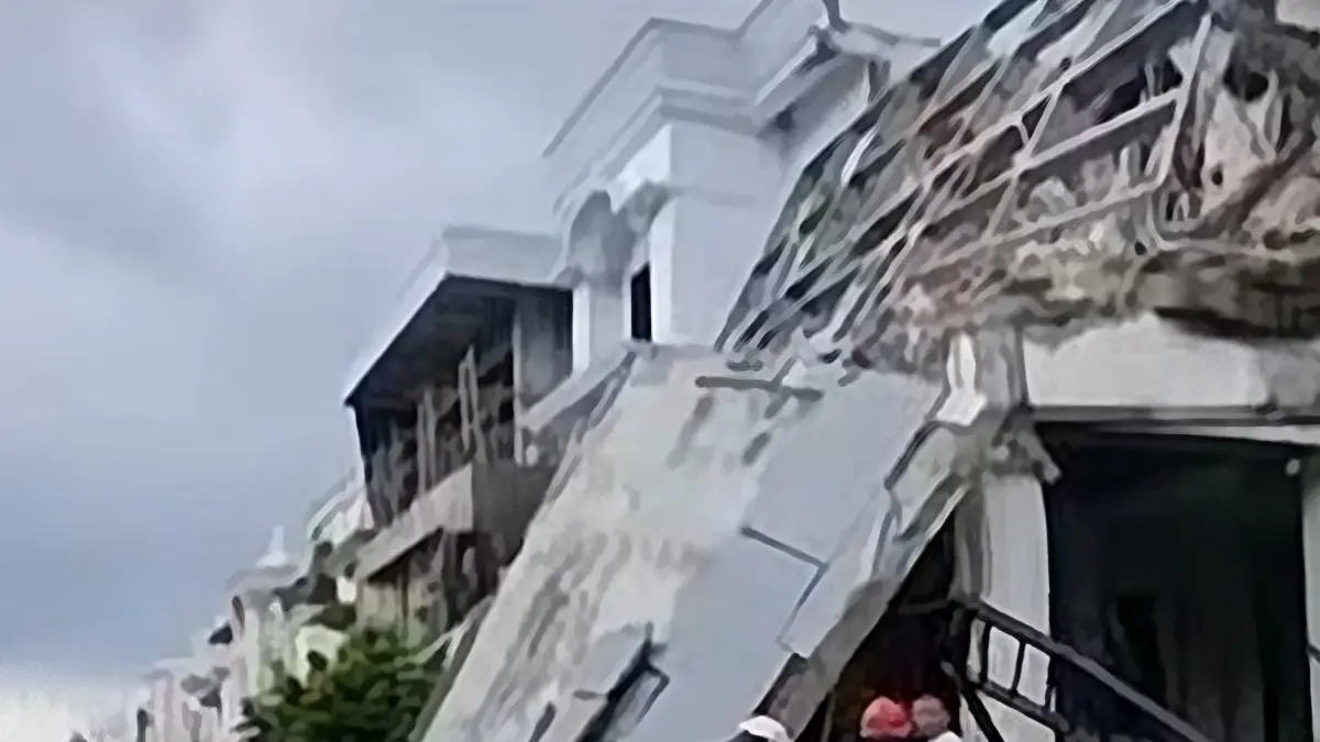 POLICE LINE: Polisi saat memberikan police line di rumah yang mengalami ledakan di Kompleks Grand Polonia Medan, Senin (20/7/2026). (Dok: Damkar Medan)