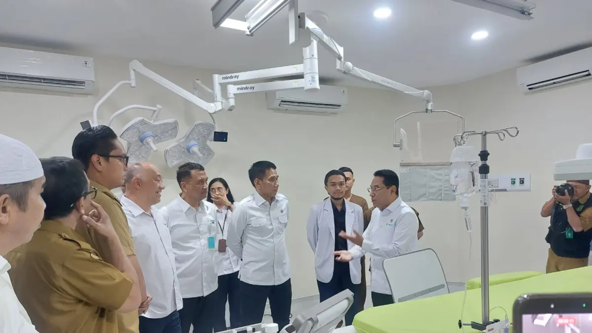 TINJAU: Wamenkes Benjamin Paulus Octavianus saat kunjungan ke RSU Dr Pirngadi Medan,  didampingi Wamen Dalam Negeri Komjen Pol (Purn) Akhmad Wiyagus, Wali Kota Medan Rico Tri Putra Bayu Waas, dan lainnya. (Dok Kominfo Medan)