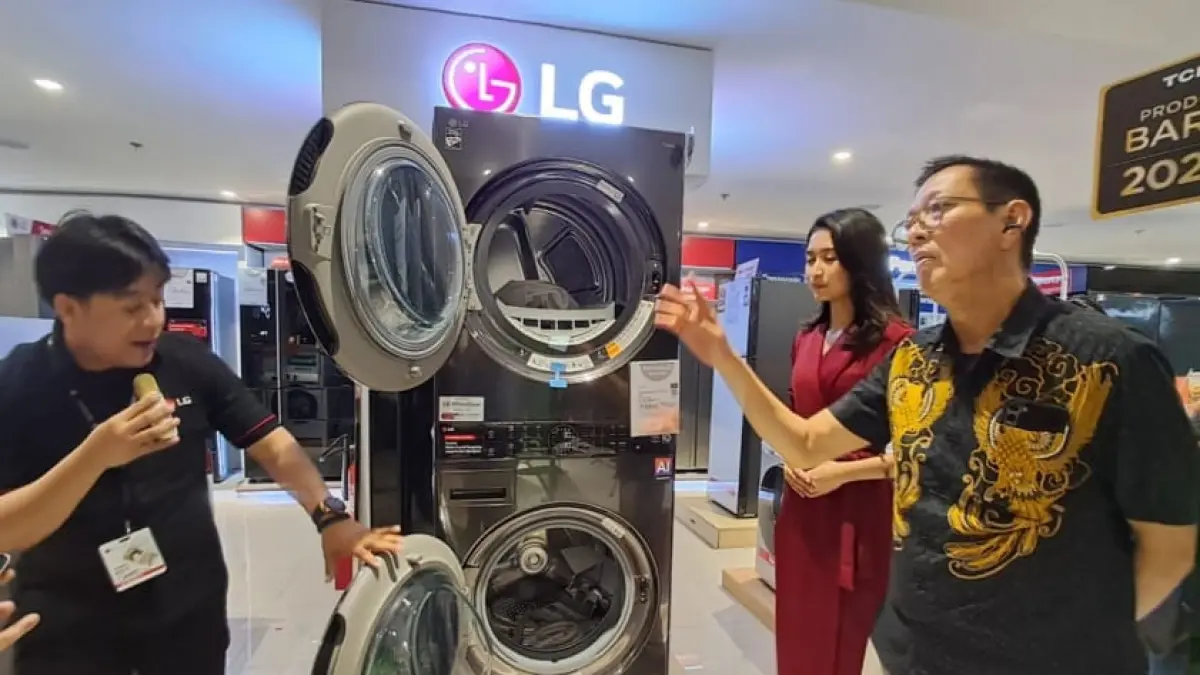 TUNJUK: Tito, Branch Manager Medan of LG Electronics Indonesia saat menunjuk produk mesin cuci LG yang berbasis AI di Informa Electronics, Selasa (21/7/2026). (Dok: Juli Rambe)