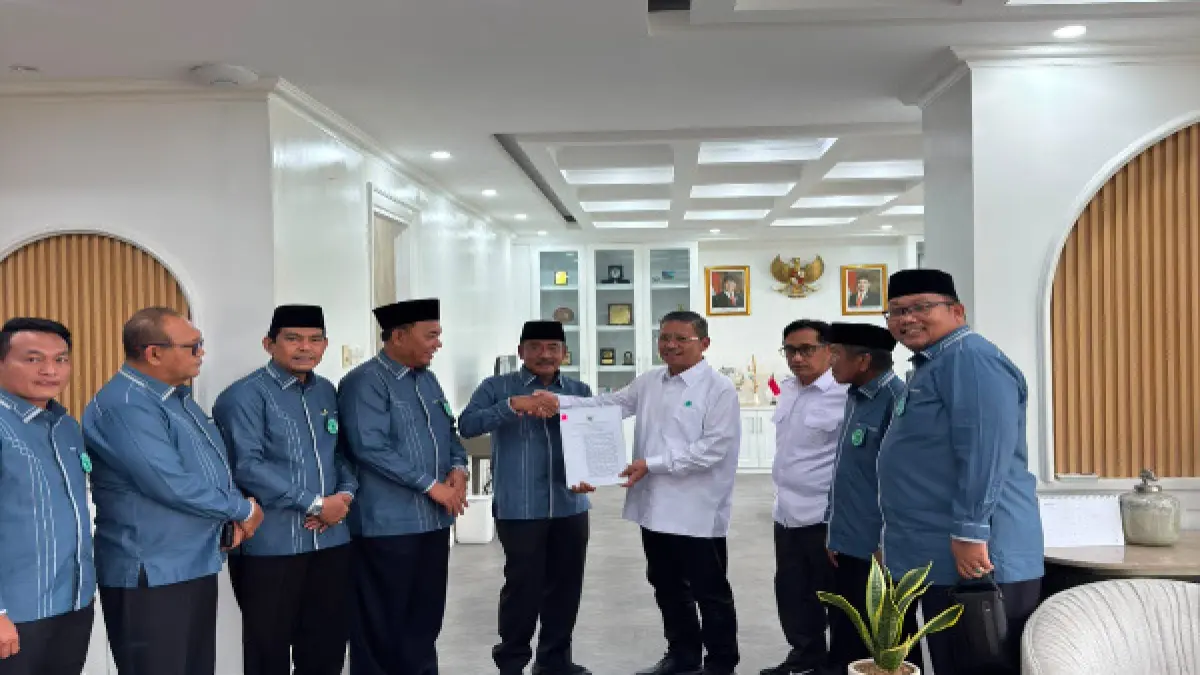 Wali Kota Binjai, Amir Hamzah saat menerima surat keputusan izin pendirian dari Kementerian Agama Republik Indonesia yang diserahkan Direktur Jenderal Pendidikan Islam, Prof Suyitno. (Diskominfo Binjai/Sumut Pos)

&nbsp;