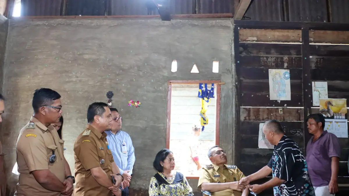 Bupati Dairi, Ir Vickner Sinaga, Ketua TP PKK, Ny Lintong Ritq Puspita boru Situmorang mengunjungi keluarga Heppi Sitinjak korban tabrakan beruntun di Sibolangit di Dusun 3 Juma Gunung, Desa Bakal Julu, Kecamtan Siempat Nempu Hulu, Selasa (21/7/2026).(Foto. Komimfo Dairi).