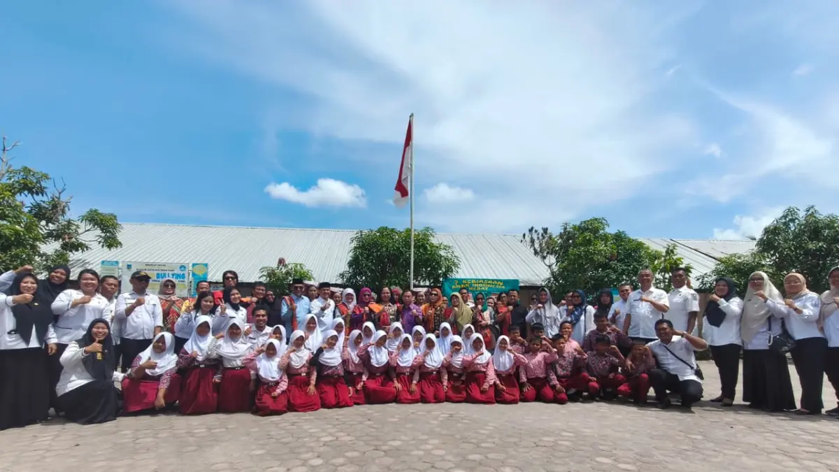 Wakil Ketua Komisi X DPR RI My Esti Wijayati beserta anggota Komisi X DPR RI,  Once Mekel didampingi Wali Kota Tebing Tinggi Iman Irdian Saragih, jajaran Pemerintah Kota Tebing Tinggi foto bersama guru, dan para siswa usai kunjungan kerja di SD Negeri 165734, Kelurahan Berohol, Kecamatan Bajenis, Kota Tebing Tinggi, Rabu (22/7/2026). (Azan Purba/Sumut Pos)