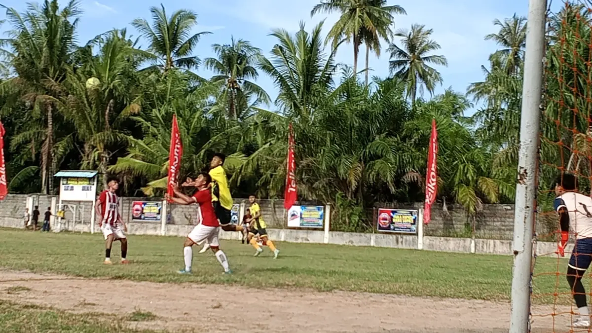 Captain Sejati Jaya Purnomo saat duel diudara dengn pemain Adolina. ( fadly/Sumut Pos )